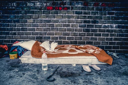 Los trabajadores de la ciudad comenzarán a retirar los muebles, como colchones, sofás y otros artículos que no están destinados a permanecer fuera de los elementos de los campamentos, como riesgos para la salud pública, ya que pueden ser considerados un peligro a la salud pública.