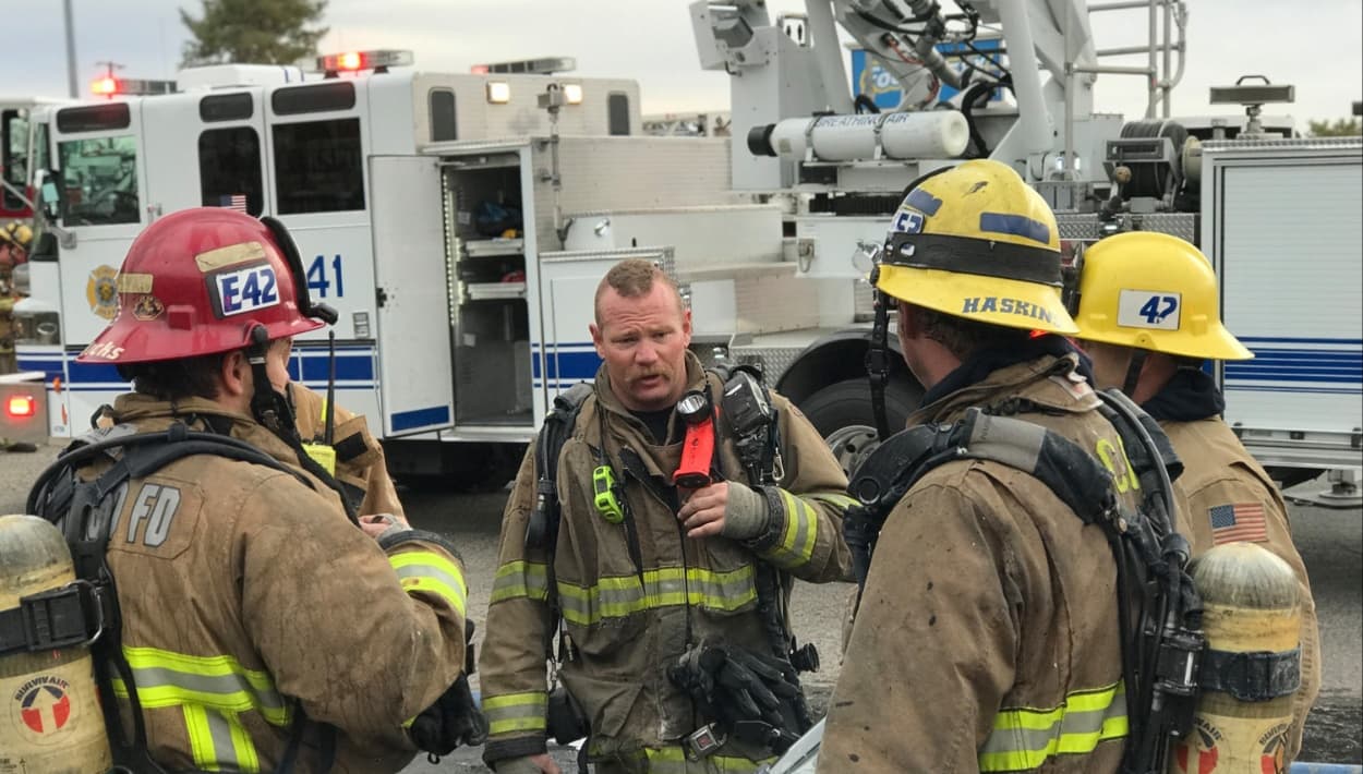 Bomberos regalan detectores de humo durante la semana de prevención de incendios