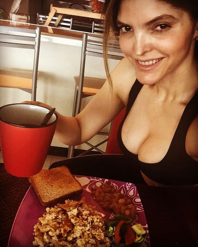 ¿Alguna vez imaginaste ver sin gota de maquillaje a la talentosa de Ana Bárbara?