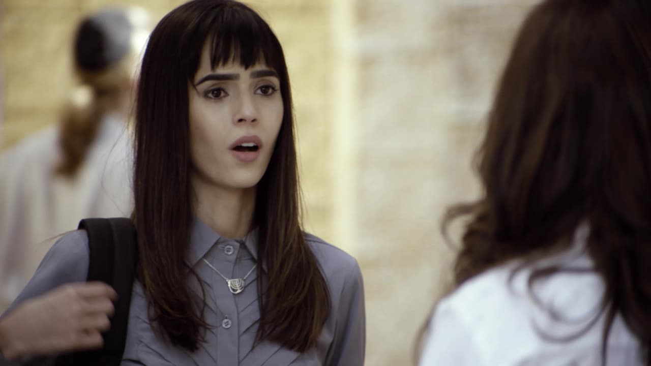 <b>Hanna</b> es la hija menor de los Koheg, luego del embarazo de su hermana Débora, su padre arregló que ella fuera la mujer que se convertiría en la esposa de
<b>Saulo Gudman</b>, su amor platónico de la juventud.