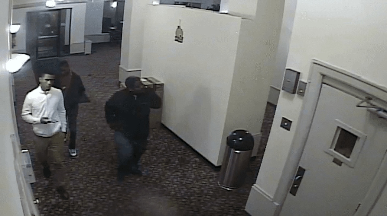 Los tres sospechosos son hombres afroamericanos. El incidente ocurrió en la cuadra 
<a href="https://www.univision.com/local/chicago-wgbo/entre-tres-personas-golpearon-brutalmente-a-una-mujer-en-lincoln-park-y-luego-la-asaltaron">400 oeste de la calle Fullerton</a> en el vecindario de Lincoln Park durante la noche del 8 de octubre.