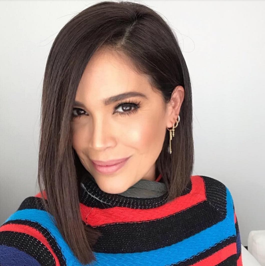 A Karla Martínez le gusta probar diferentes estilos, por ejemplo, en junio del 2018 optó por el corte bob y agregó algo de color en las puntas para recibir el verano. Actualmente, sigue con cabellera corta pero ahora en un tono uniforme, aunque no descartamos que en poco tiempo nos dé otra sorpresa.
<br>