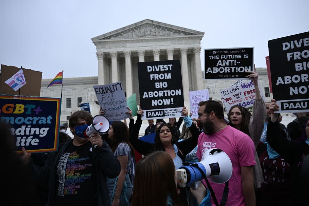 Varios grupos antagónicos de manifestantes provida y del derecho al aborto se encontraron el martes frente a la Corte Suprema de EE. UU. en Washington, DC.