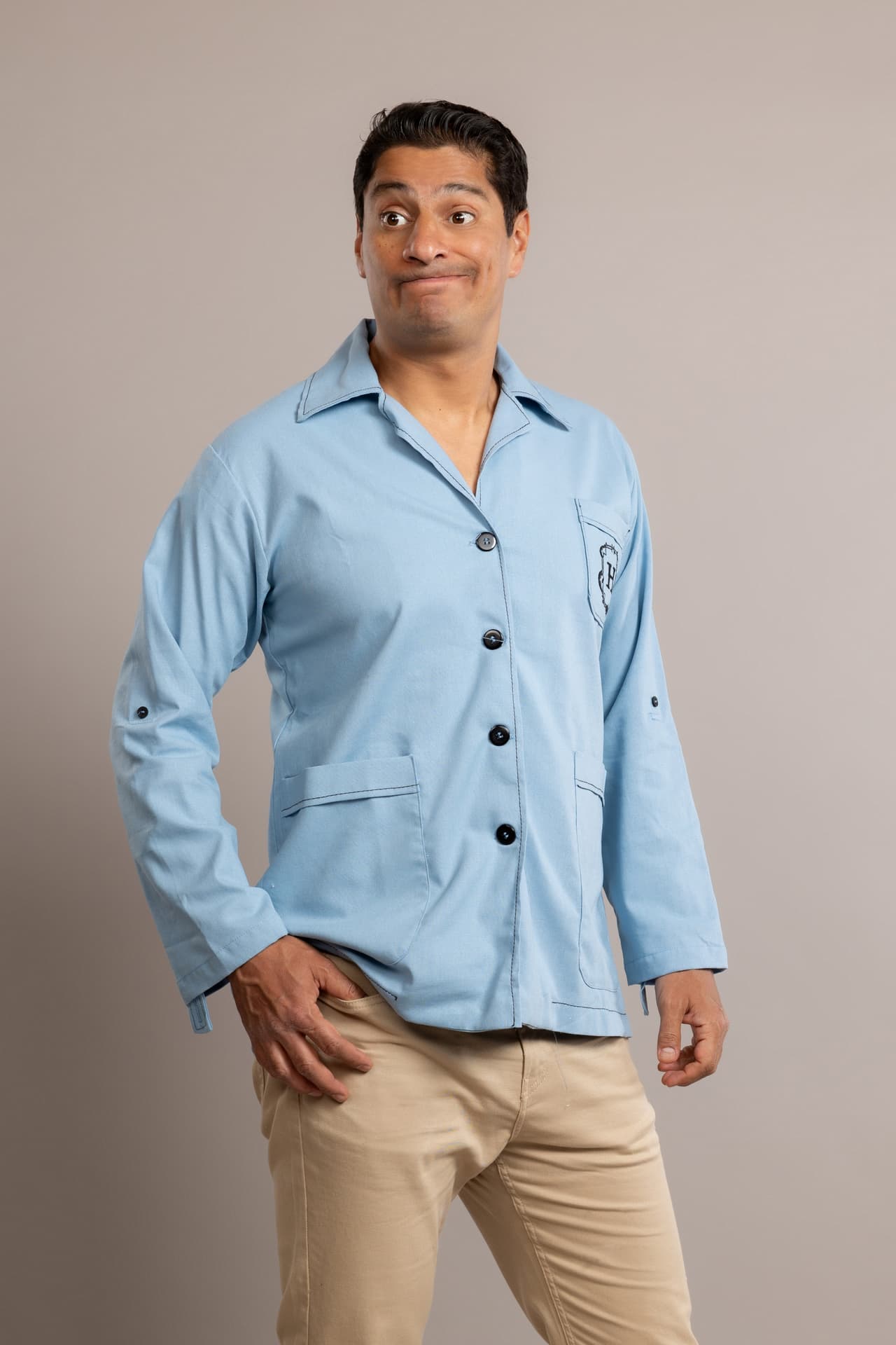 Internacionalmente conocido por ser la sonrisa mas grande de la televisión, El Chevo entra al hotel con la intención de divertirse, pero siempre con el ojo en el premio, el cual será para el último participante que se salve de las eliminaciones de cada semana.