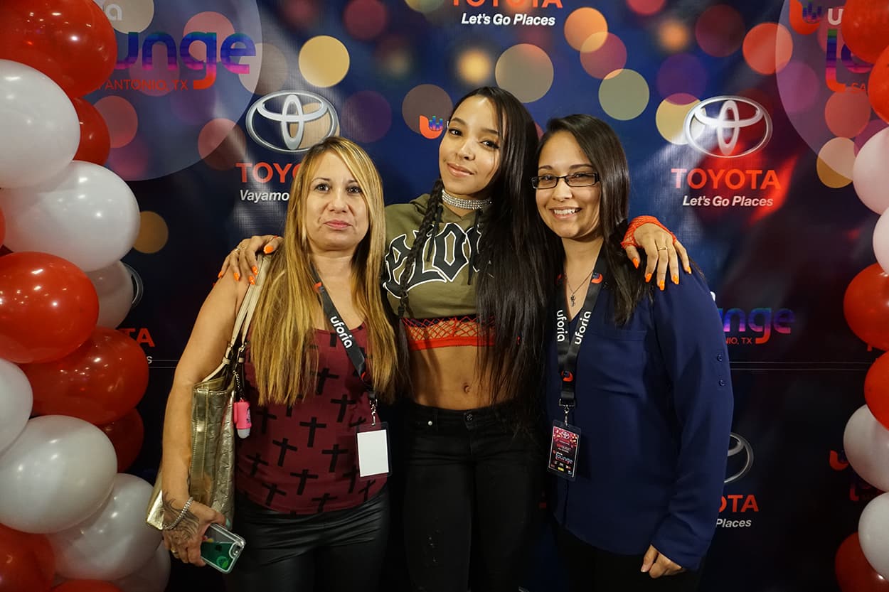 Tinashe stops by the Uforia Lounge for a quick acoustic session and a meet and greet.