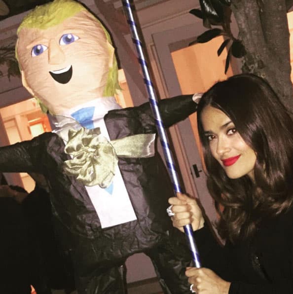 Y momentos chuscos como éste, con la piñata de Trump que le regalaron.