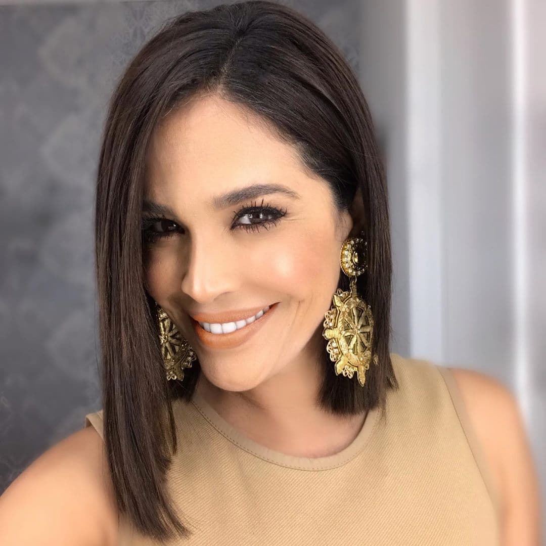 Uno de los más efectivos recursos para que el guardarropa se ajuste a los dictados actuales de la moda es el uso de joyas combinadas con prendas básicas que posan en el armario. Karla conoce muy bien este principio, y lo demuestra en la anterior imagen en donde resalta que a una prenda nude le dio un giro usando unos pendientes detectables a primera vista.