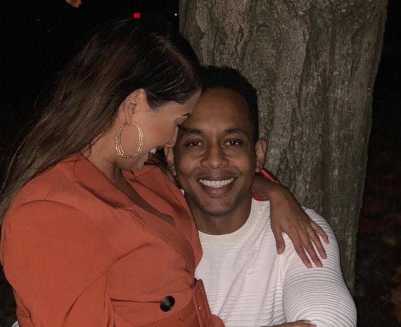 "Te amo, te amo como no tienes idea y no puedo esperar para ver 
<b>qué es lo que el futuro tiene para ti y para mí</b>. Yo sé que con Dios delante y con nuestra familia tú y yo vamos a ser felices por siempre", le dijo en el show.
<br>