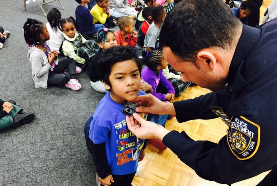 Niño celebra cumpleaños con sus héroes uniformados 