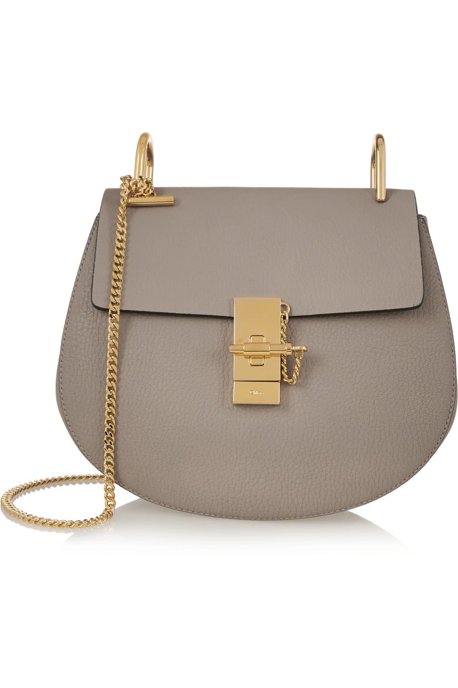 Las 'shopping bag' son una obsesión de las más jóvenes. Una vez el trabajo se consolida y el estilo se refina, las mujeres prefieren bolsos más pequeños y compactos como esta bolsa texturizada de cadena al hombro, de CHLOÉ.