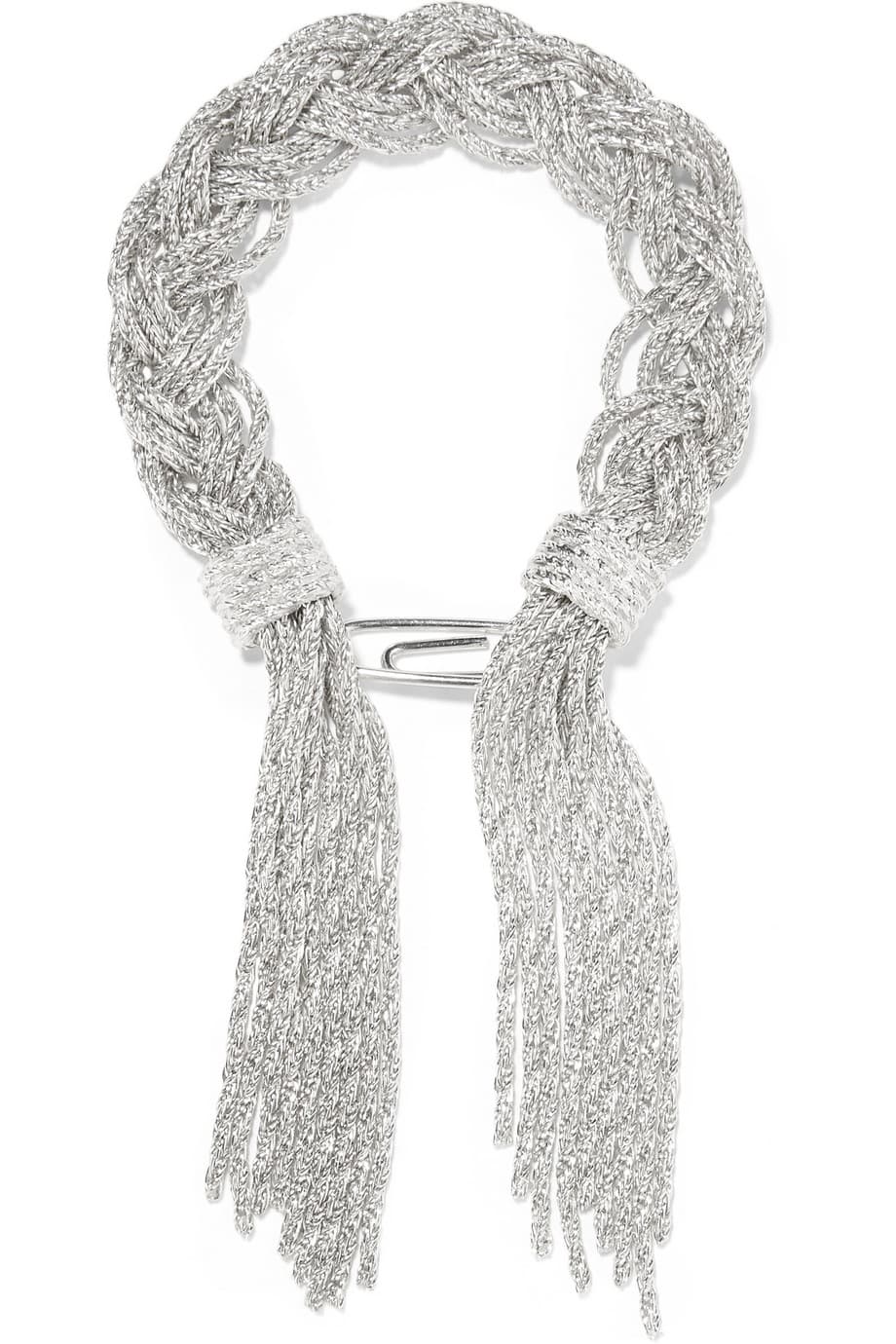 Busca collares clásicos, mejor de plata que de oro, para que sean más versátiles y fáciles de llevar con vestido o con jeans, uno como este collar, de AURÉLIE BIDERMANN.