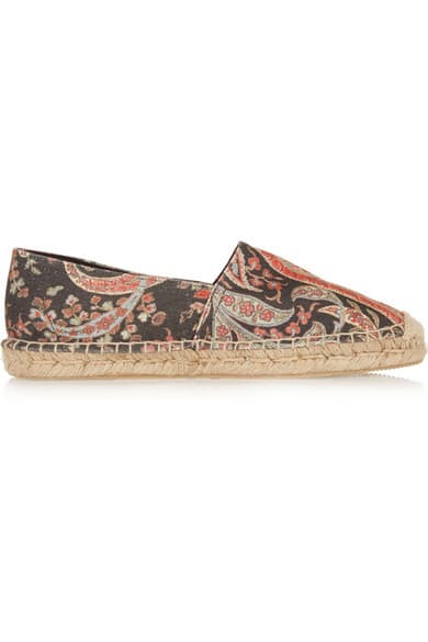 Alpargatas o espadriles, los diseñadores han dado claras lecciones de cómo este es el zapatos más 'cool' del verano. Busca unas versátiles, en tonos florales y estampados como estas, de ISABEL MARANT.