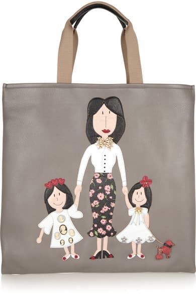 Y si quieres algo más informal que una cartera, apuesta por un tote mediano con aplicaciones y bordados como esta, de DOLCE & GABBANA.