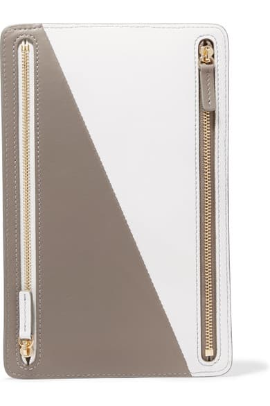 Si es una aventurera, si no se queda más de dos meses en una ciudad y si es la encargada de cuidar los pasaportes de toda la familia, una cartera de viaje en color block, como esta, de SMYTHSON, será un regalo que la sorprenderá.