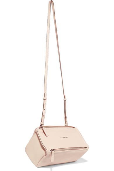 Para lo fines de semana y los 'casual fridays' de la oficina, ideal una Mini Pandora, en piel de becerro como esta, de GIVENCHY.