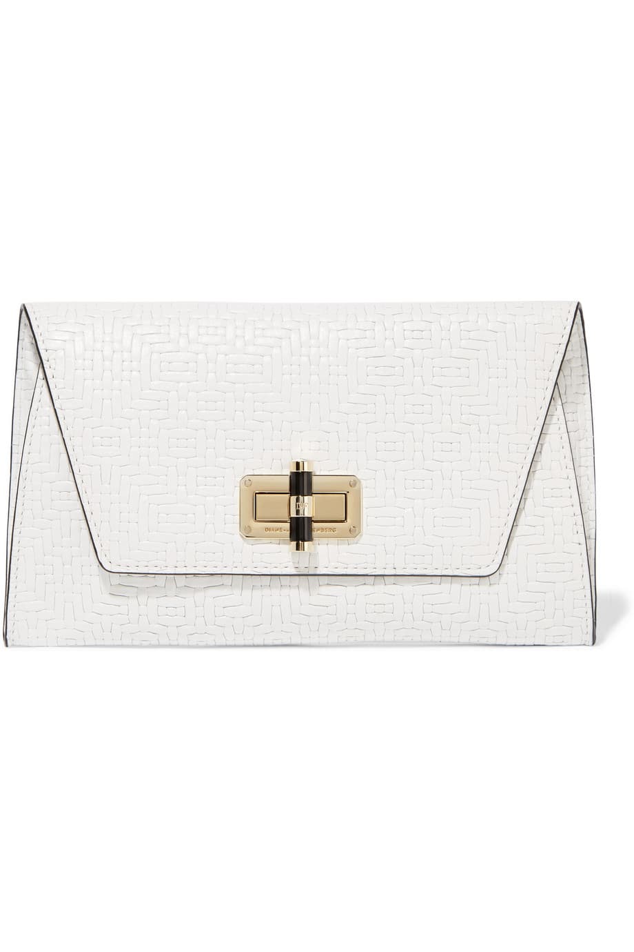 Los clutchs son el nuevo sueño de las mujeres, una vez que la moda los ha exaltado como los más elegantes de todos. Busca uno cuadrado, con cierre metálico y en colores básicos como este de DIANE VON FURSTENBERG