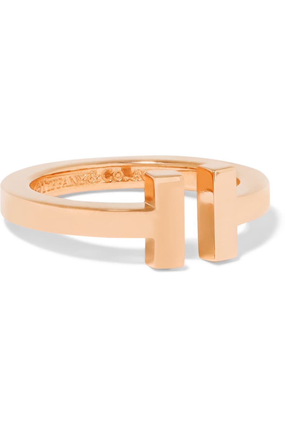 Hay objetos de deseo que ellas se mueren por tener aunque nunca lo confiesen. Un anillo T Square en oro rosa como este de TIFFANY & CO, es una de esas piezas que goza de especial fama entre las mamás. Quizás sea su sutil elegancia.