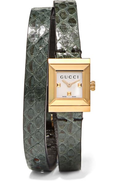 Aunque muchas mujeres millennials no tengan ni idea qué es llevar un reloj en su mano, no hay accesorio que las mamás adoren más que un refinado reloj de tablero cuadrado y correas de cuero como este, de GUCCI.