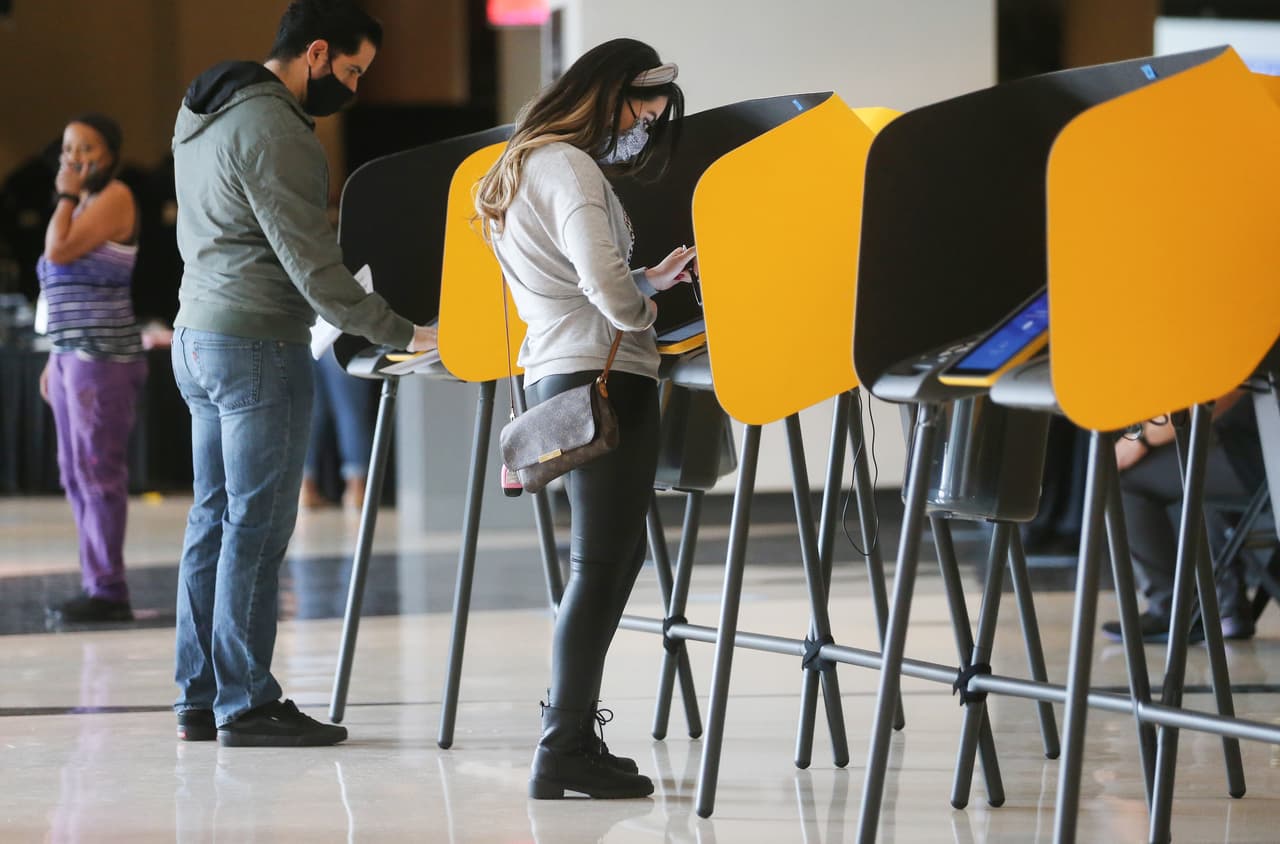 Pese a que no estaba en la orden, Abbott había dicho que alentaba a los votantes a usar cubrebocas.