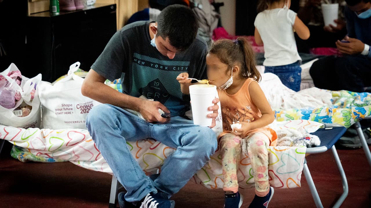 <a href="https://www.univision.com/temas/sylvester-turner">Sylvester Turner</a>, alcalde de Houston, dijo en rueda de prensa estar al tanto de esta situación y que los inmigrantes venían en autobús desde 
<a href="https://www.cityoflaredo.com/" target="_blank">Laredo, Texas</a>. Agregó que habló con el alcalde de esa ciudad y asegura que los viajes se detendrán.
<br>
<br>A pesar de las declaraciones del alcalde, encargados del albergue dicen no haber tenido comunicación con él ni algún representante de la ciudad.