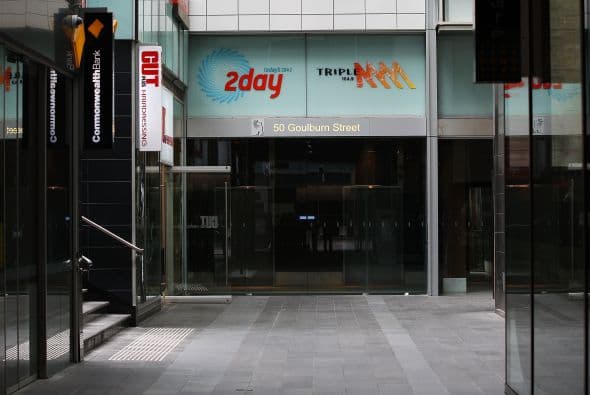 5 de diciembre de 2012 Los presentadores de una radio australiana llaman al hospital King Edward VII, en Londres, donde está Catalina, y se hacen pasar por Isabel II. Consiguen convencer a una enfermera para que les informase sobre el estado de salud de la duquesa.