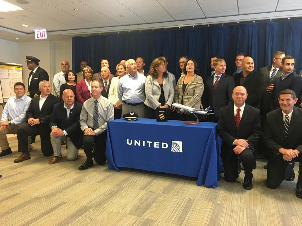 Por los pasados 5 años, Claudia fue primera asistente de vuelo, lo que comúnmente llamamos copiloto. Pero hoy, ha dado el paso más importante de su carrera. Se ha convertido en capitana. "Es un sueño que se realizo y me siento muy orgullosa...".