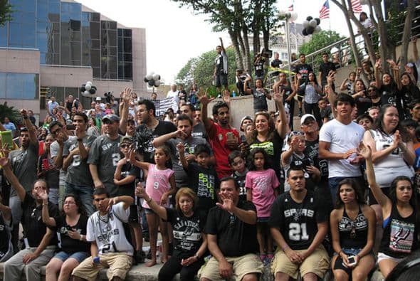 Photos: Spurs Championship Parade 2014 Barges