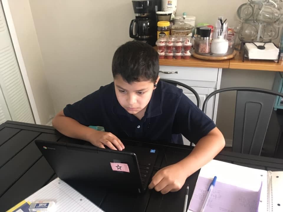 En una reciente encuesta realizada por el distrito, la mayoría de los padres dijeron que prefieren que sus hijos estudien en línea.
<br>