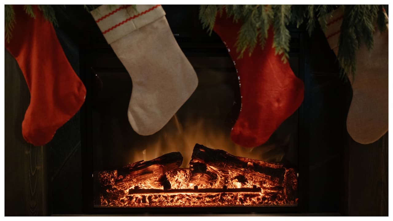 Ten cuidado con las chimeneas y hogueras o fogatas. Las fogatas son un punto acogedor para reunirse, pero su fuego debe estar al menos a 10 pies de distancia de cualquier cosa.
<b> Nunca las prendas cuando hay viento, </b>pues sus llamas pueden propagarse rápidamente. Y, si tu casa tienes chimenea, haz que la revise un profesional cada año.