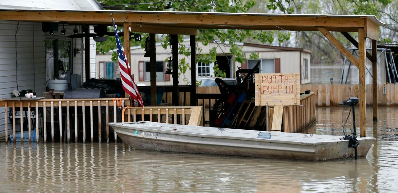 En Baton Rouge, Louisiana, el Mississippi se elevó por encima del nivel de inundación a principios de enero, y ha estado por encima de ese nivel desde entonces, dijo el Servicio Nacional de Meteorología. Si esta inundación se extiende hasta junio, rompería el récord de 1927, según The Weather Channel. En la imagen la inundación en Issaquena County, Missouri, a principios de abril de 2019.
