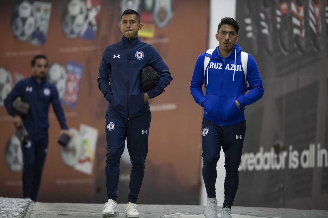 Y llegaron los protagonistas. Algunos futbolistas de Cruz Azul bajaron del autobús, caminaron por el túnel y se metieron a su vestidor para ultimar detalles.