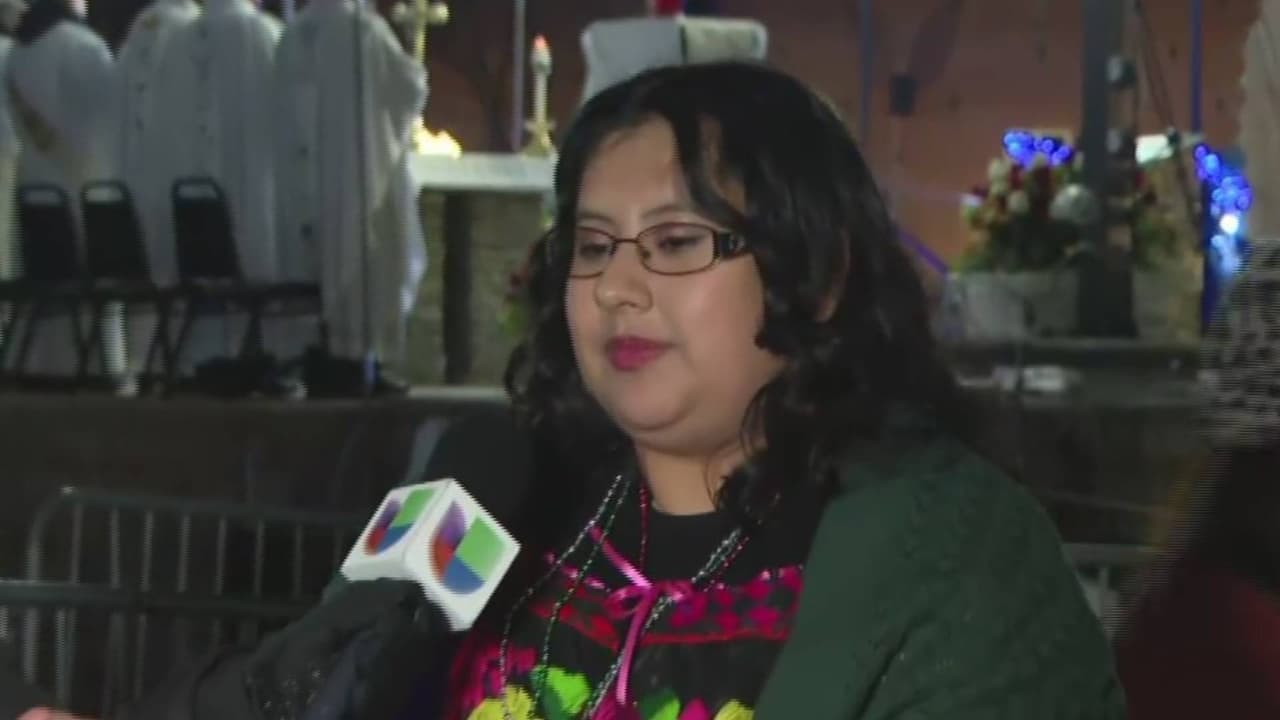Llegó a Des Plaines vestida en honor a la Virgen de Guadalupe y busca un milagro para su mamá
