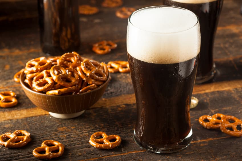 <b>Alcohol. </b>Si bebes, considera que el tiempo que tarda en eliminarse de la leche es de entre dos a tres horas, por lo que antes de beber, considera extraer una cantidad para después alimentar a tu bebé.