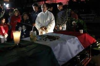 El improvisado funeral de Margarita Santizo, frente a las instalaciones del Ministerio de Interior mexicano. (Imagen tomada de Twitter).