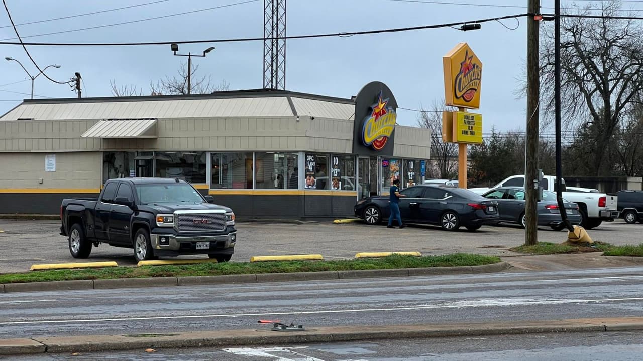 El 10 de febrero de 2024, alrededor de las 7:20 p.m., cerca de la cuadra 4600 de Scyene Road en Dallas,
<b>ocurrió un tiroteo en un conocido restaurante de comida rápida, Church's Chicken</b>. La Policía de Dallas respondió rápidamente a la llamada de emergencia.