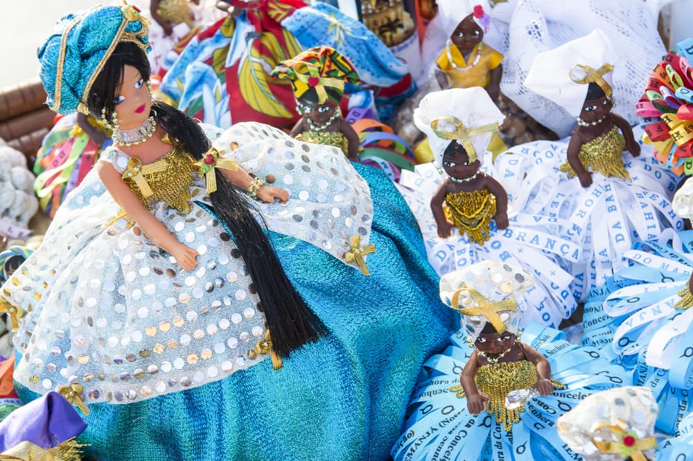 Oshún es la dueña de la feminidad y está en el mundo para dar amor. Personas de su fecha son sumamente sensibles, románticas, compasivas, bastante enamoradizas y sensuales pero también son caprichosas, algo introvertidas, rencorosas y descuidan su lado racional y analítico.