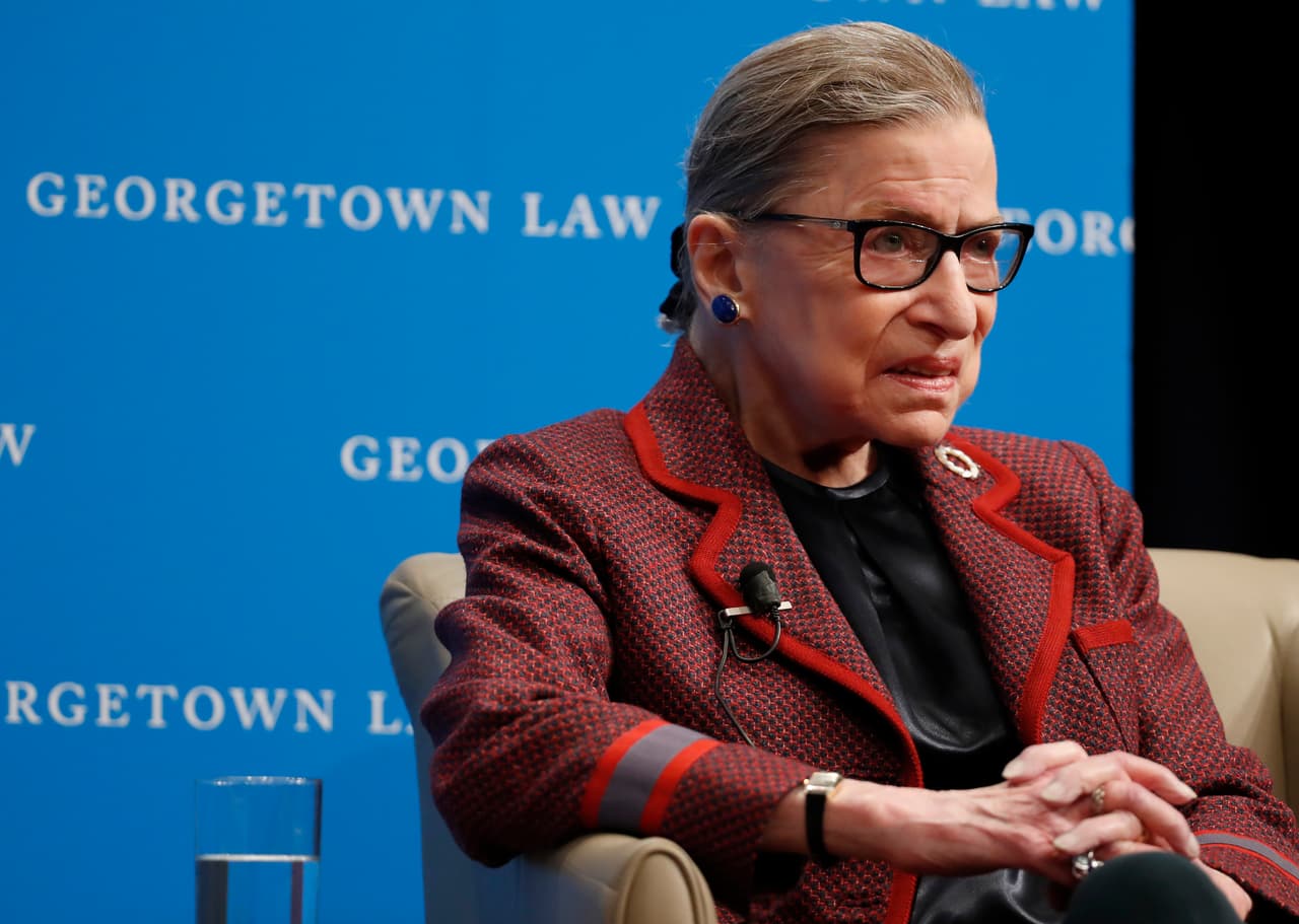 La jueza Ginsburg se ausenta de la Corte Suprema por primera vez en su carrera