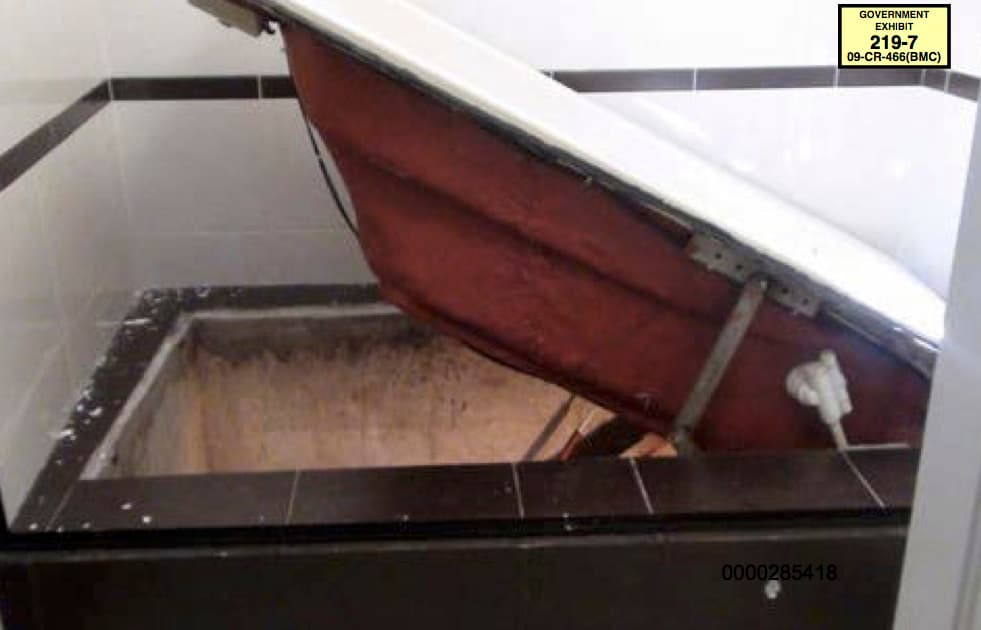 Esta foto muestra una bañera que se levantaba con un sistema hidráulico, siendo la entrada secreta de un túnel que conducía al sistema de aguas residuales en la ciudad de Culiacán. El capo escapó de las autoridades mexicanas a través de este pasadizo subterráneo el 16 de febrero de 2014.