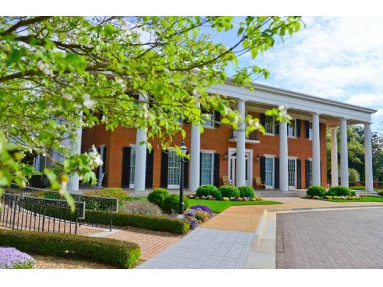 <b>Georgia Governors Mansion en Atlanta</b>
<br>
<b>Fecha</b>: Marzo
<br>
<b>Lugar</b>: 391 West Paces Ferry Road NW. Atlanta, GA
<br>
<b>Sitio web</b>: 
<a href="https://gov.georgia.gov/governors-mansion">https://gov.georgia.gov/governors-mansion</a> 
<br>
<br>En marzo de 2012, el gobernador organizó una ceremonia oficial de plantación de cerezos en los terrenos de la Mansión del Gobernador de Georgia junto con el Consulado General de Japón. Normalmente, los visitantes son bienvenidos en la mansión todos los martes, miércoles y jueves.