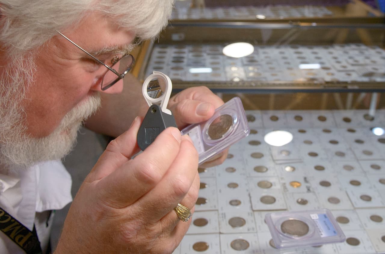 En Estados Unidos, la pandemia por el 
<a href="https://www.univision.com/temas/coronavirus">coronavirus</a> ha causado una 
<a href="https://www.univision.com/local/bakersfield-kabe/la-escasez-de-monedas-causada-por-la-pandemia-del-coronavirus-llego-a-bakersfield">escasez de monedas</a>. Actualmente para muchos tener una moneda de $0.25 es tan importante para pagar por la lavandería, como para un coleccionista pagar millones por una de ellas.