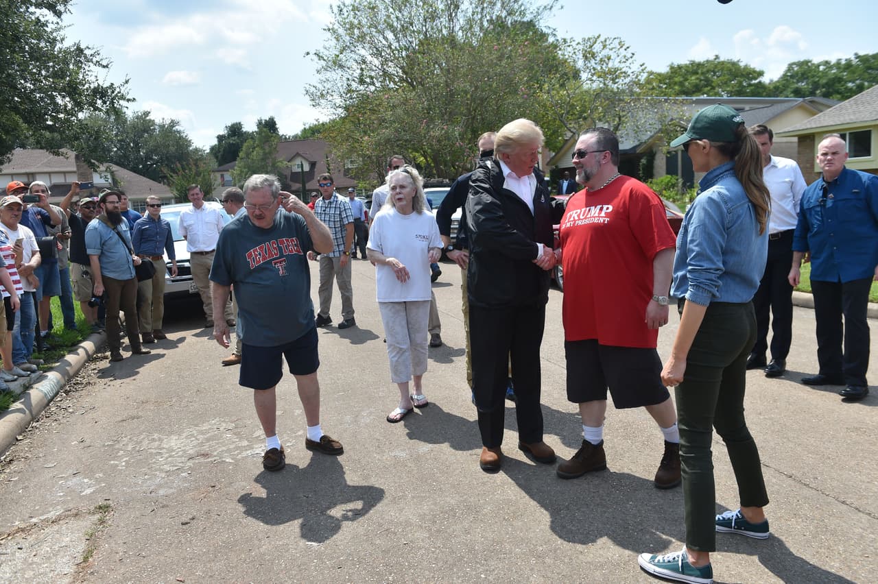 Donald Trump regresó a Texas después de su primera visita el pasado martes a Corpus Christi y Austin para ver de primera mano, la devastación dejada por Harvey. En esta ocasión, recorrió uno de los barrios de Houston afectados por el huracán y compartió con algunos de los damnificados.