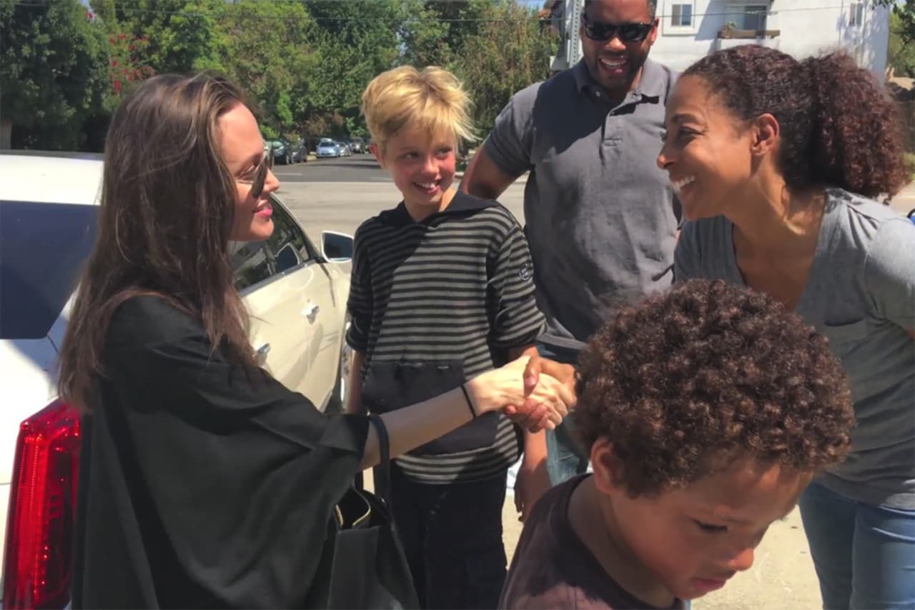 Jolie saludó a los papás, quienes sí la reconocieron y les comentaron a sus chicos después quién era la señora.