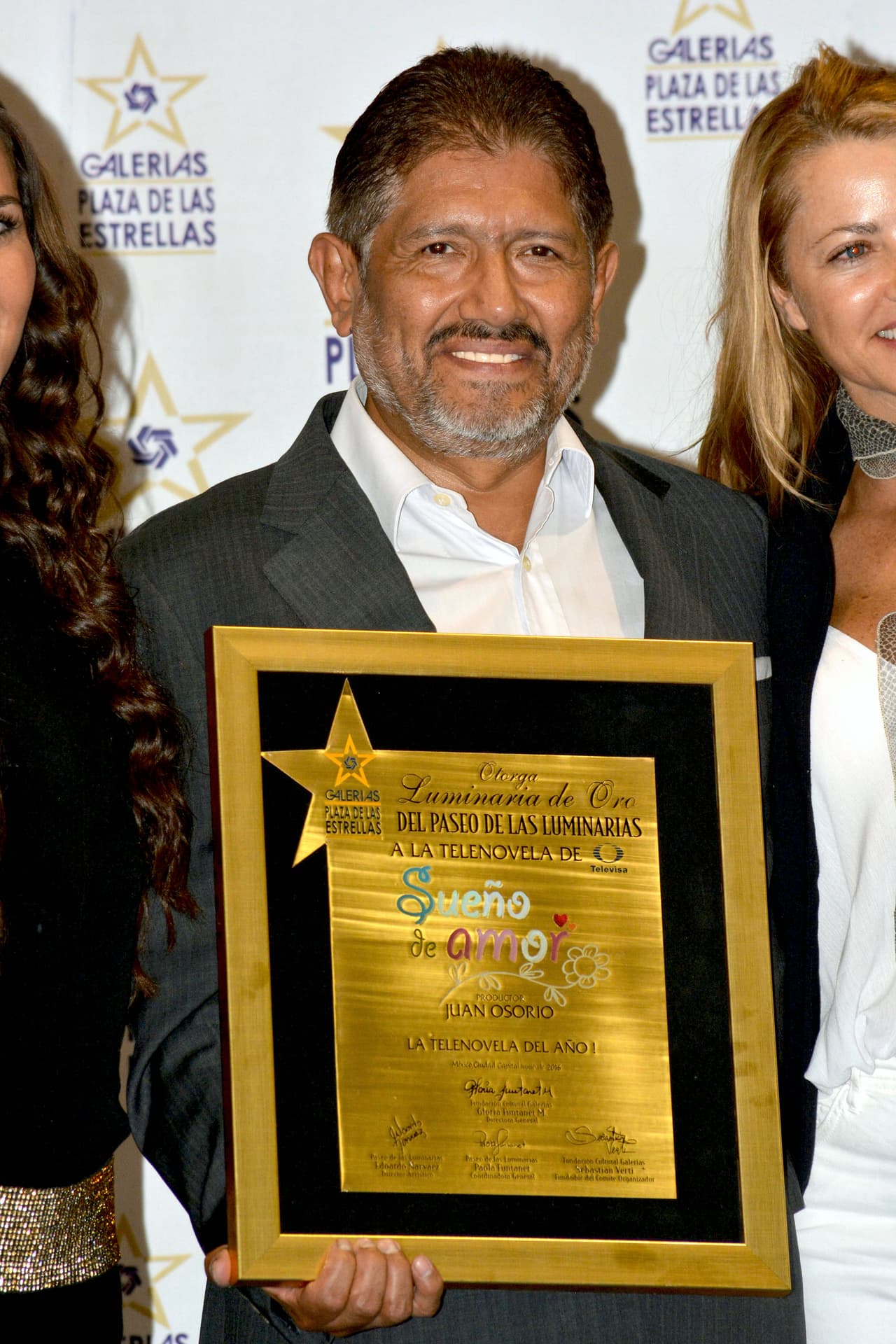 "Fue un día muy difícil, estaba en videollamada con mis hijos y con mis dos nietos, que nunca me imaginé cómo estaban llorando", contó el productor de exitosas telenovelas como
<b>Salomé</b> y
<b>Mi Marido Tiene Familia. </b>
<br>