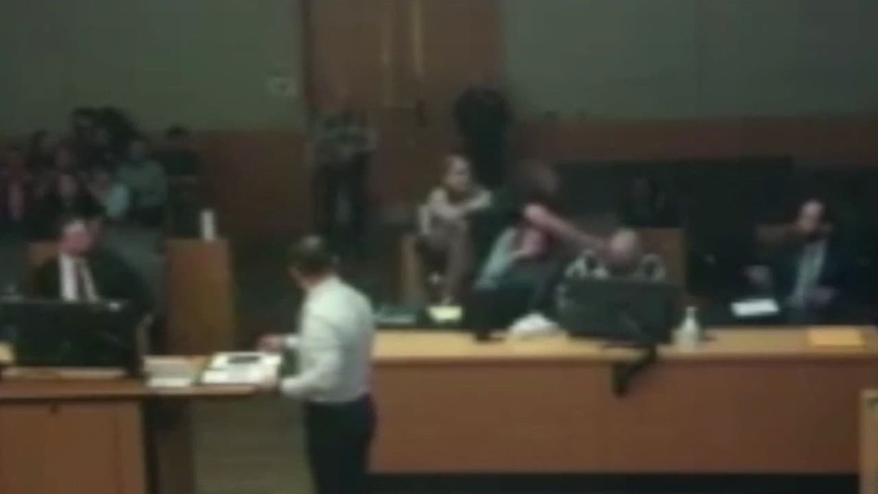 Caos en una corte de Arizona: Hombre se lanza contra el asesino de su yerno y lo golpea