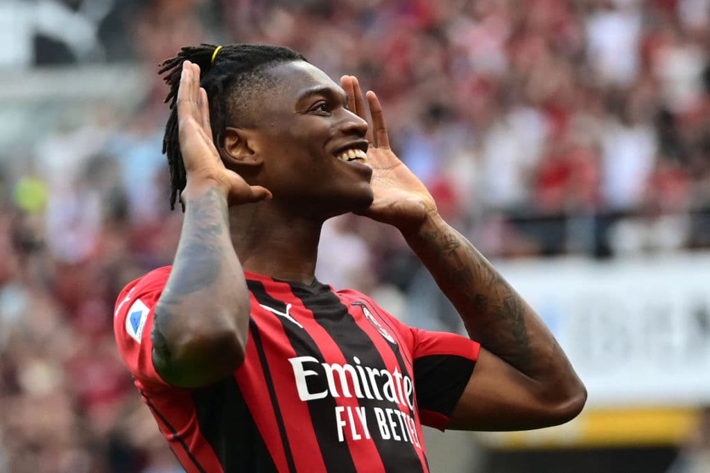 El Milan logró un importante victoria por 2-0 sobre el Atalanta y quedó muy cerca de conseguir el título de la Serie A de italia. Los goles en el segundo tiempo de Rafael Leao y de Theo Hernández, este último de gran factura, dejaron a los milanistas a un triunfo en la última jornada de coronarse campeones.