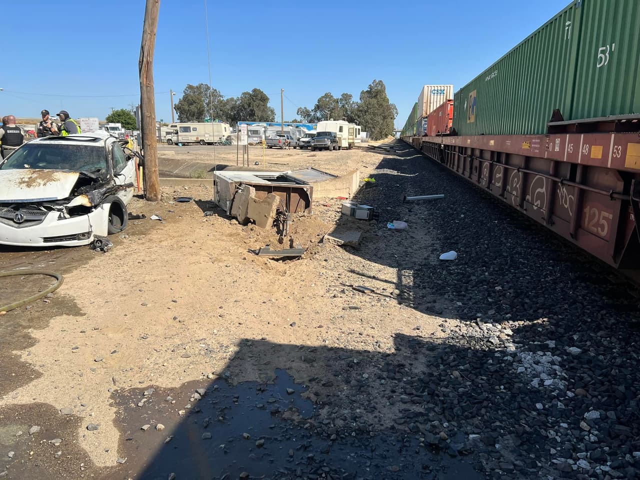 El auto se incendió luego de que se estrelló contra un poste de energía eléctrica.