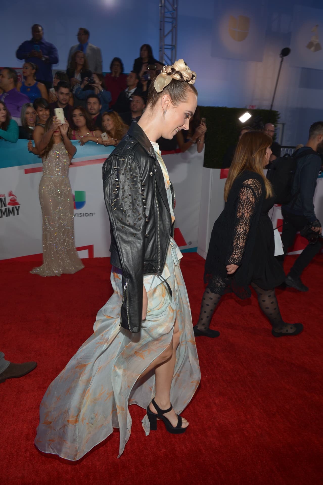 Un vestido tan excéntrico merecía un 'match' más glamuroso.