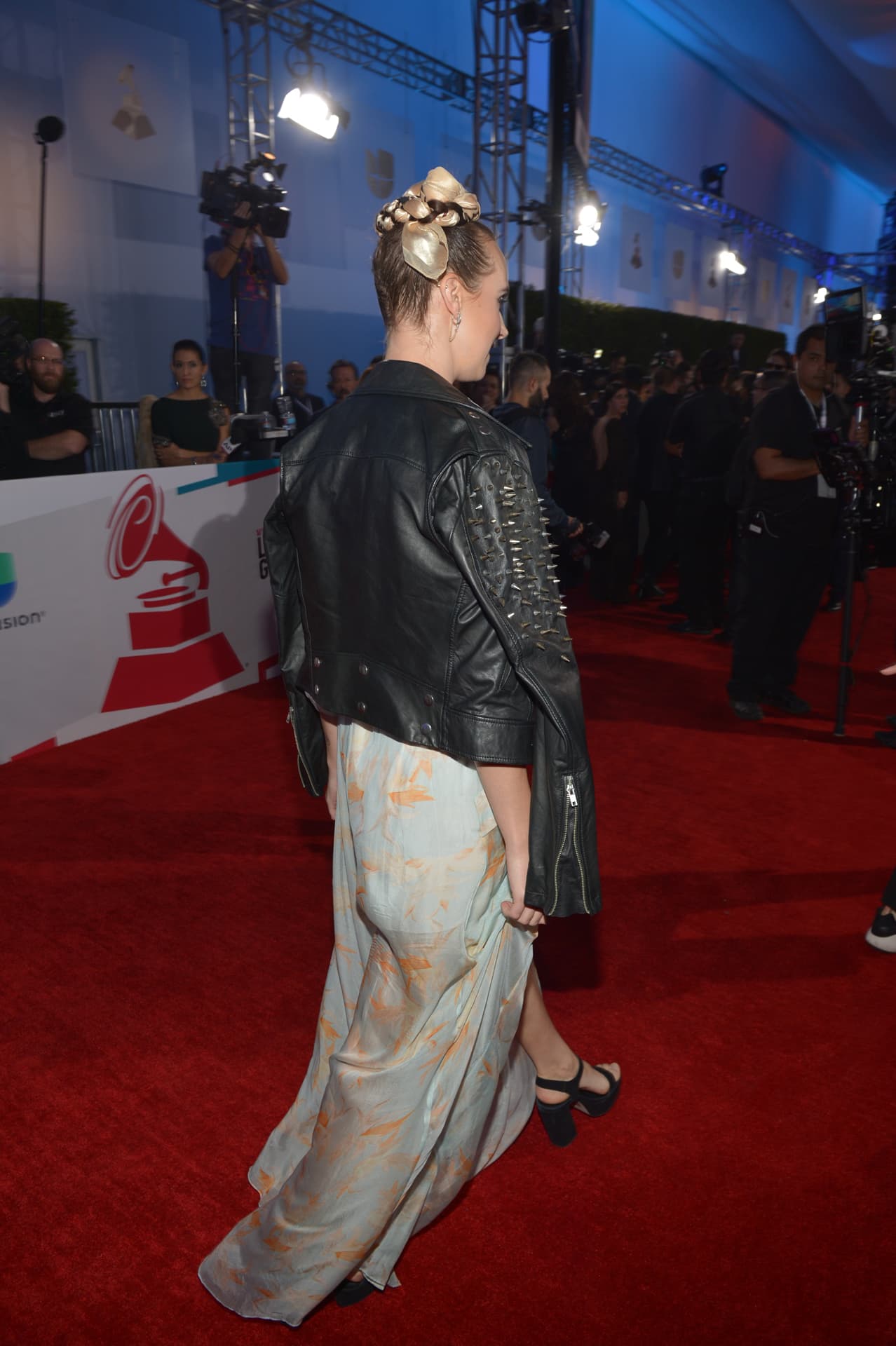 Es talentosísima para la música, pero falló su estilo al intentar deslumbrar en la alfombra roja.