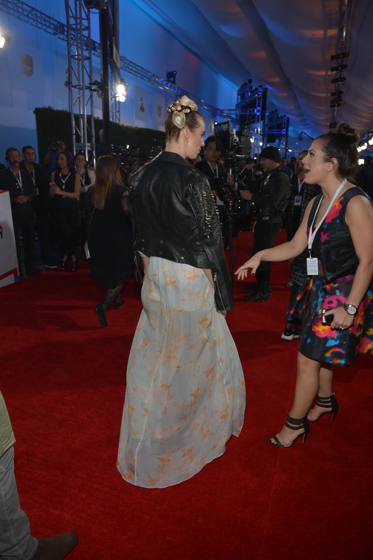 ¿Tú usarías un vestido con transparencias y detalles, junto con una chaqueta?