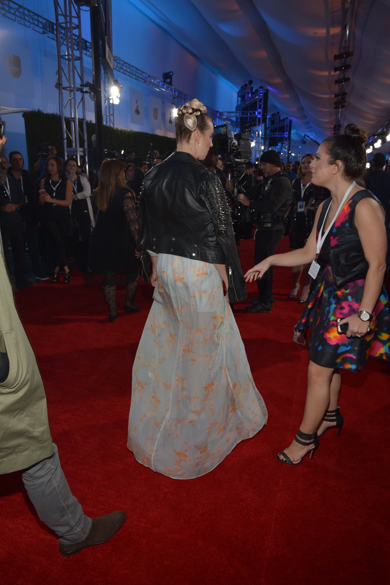 Es un buen 'outfit' para una fiesta, ¡aunque definitivamente NO para los Latin GRAMMY!